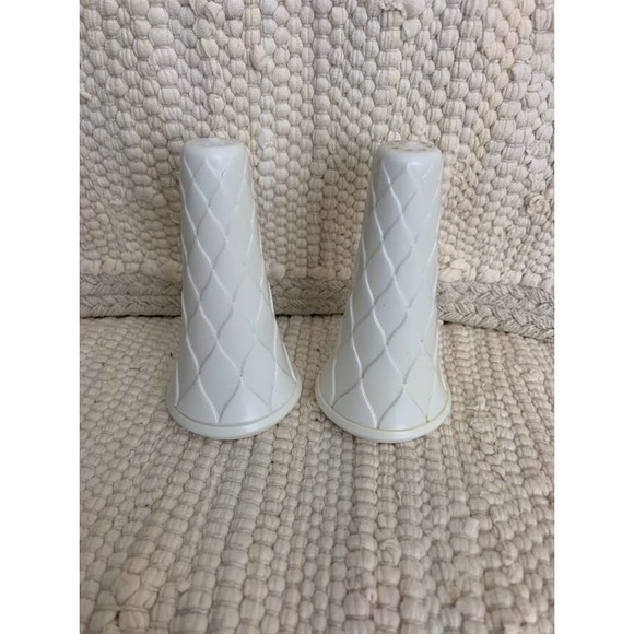 Vintage melamine white textured salt and pepper shakers - Picture 2 of 9
